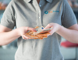 Person mit Geldscheinen in der Hand