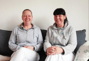 Maria und Jenny sitzen auf der Couch
