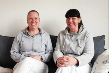 Maria und Jenny sitzen auf der Couch