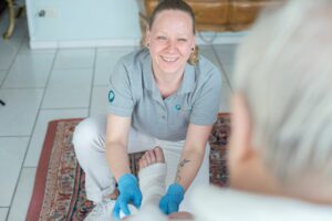 Wundexperte behandelt das Bein eines Patienten