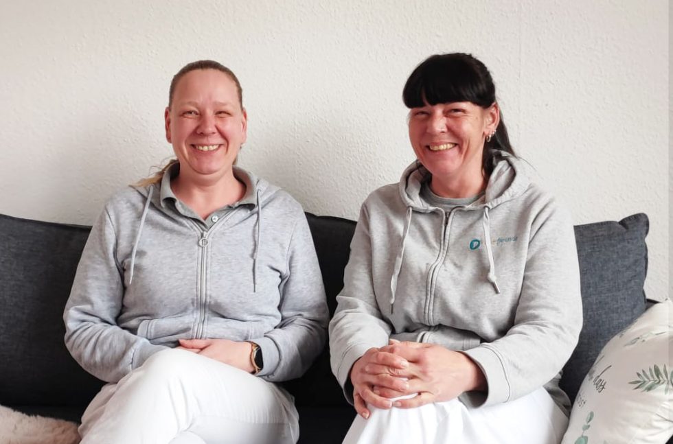 Maria und Jenny sitzen auf der Couch
