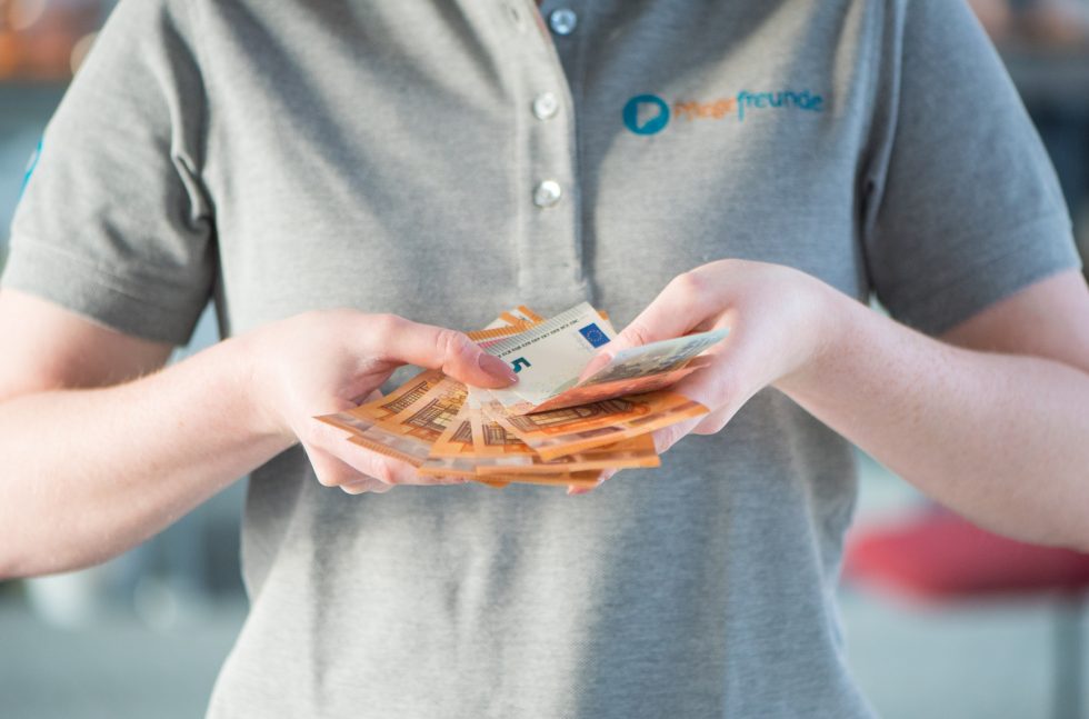 Person mit Geldscheinen in der Hand